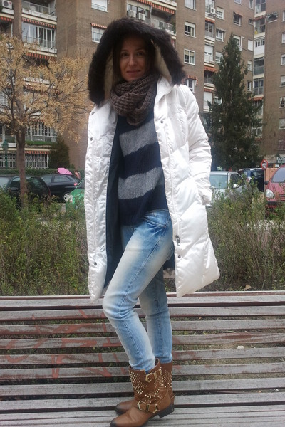 blue jeans grey jumper
