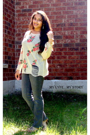 gold bracelet - gray flared jeans Gap jeans - white indressme sweater