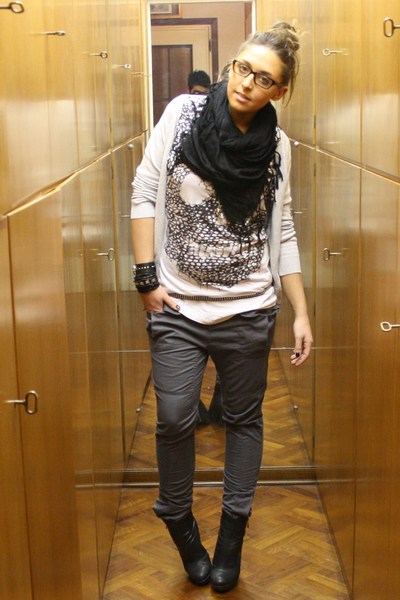 Zara Long Tee White T-shirt Zara Spring Collection Gray Pants Silvian Heach Black Boots Black Boots H&m Black Scarf Black Scarf D&g Black Glasses Black Glasses No Brand Studs Belt Black Belt Zara Long Tee White T-shirt Zara Spring Collection Gray Pants Silvian Heach Black Boots Black Boots H&m Black Scarf Black Scarf D&g Black Glasses Black Glasses No Brand Studs Belt Black Belt