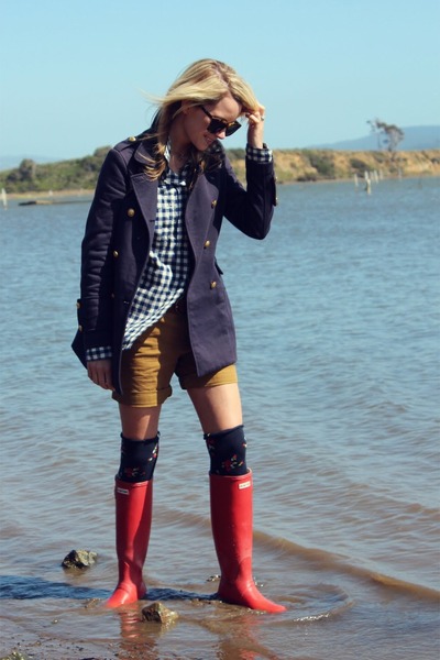 white-fur-vest-wit-black-hunter-boots