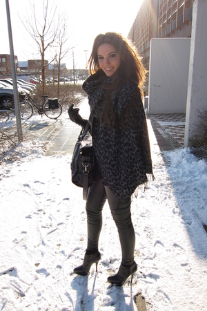 black Topshop leggings - gray Urban Outfitters scarf - black Topshop boots - bla