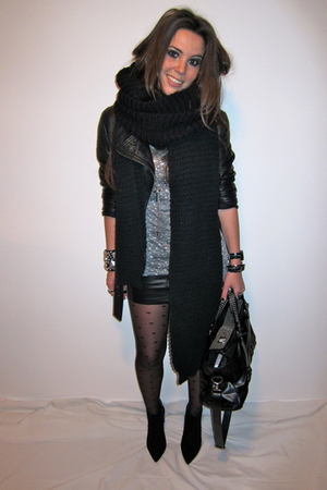 black leather look h&m divided skirt - black suede ankle Zara boots