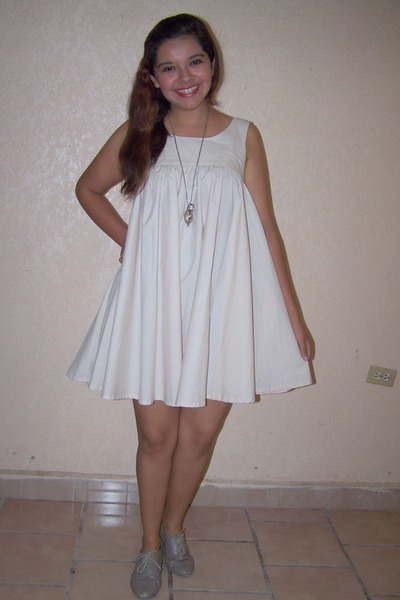 Shoe color for off white dress Shoe color for off white dress
