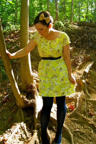 navy blue dress with yellow accessories