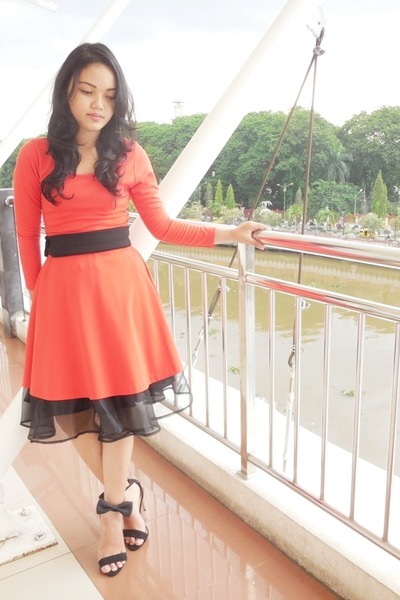 orange dress black heels