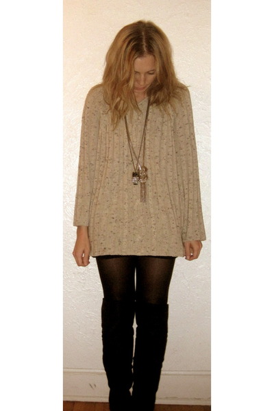 beige jumper outfit