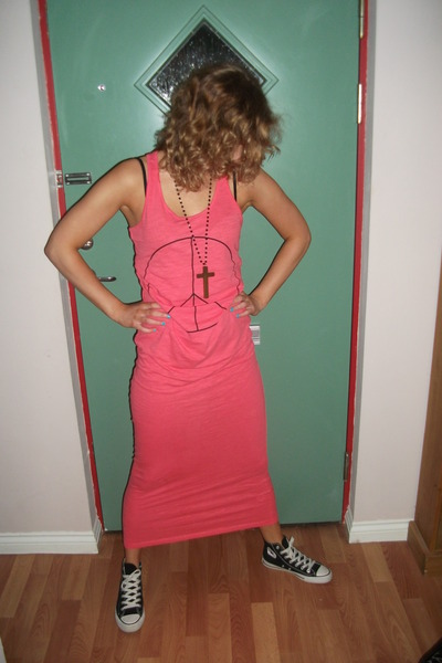 maxi dress with converse shoes