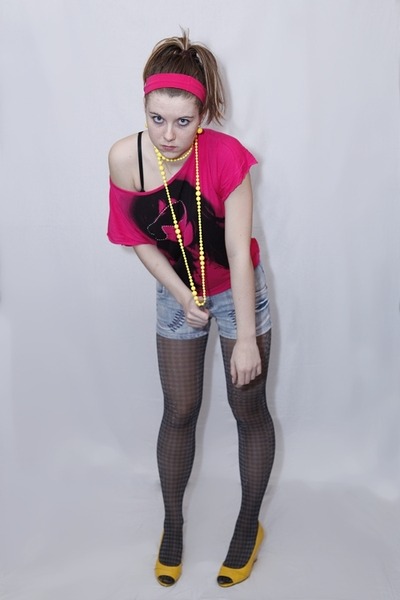 Pink New Yorker Shirts, Yellow New Yorker Shoes, Dark Reserved Tights