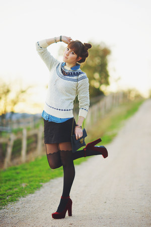 sky blue anchor pattern vintage sweater - black canvas naomi andf lavender bag