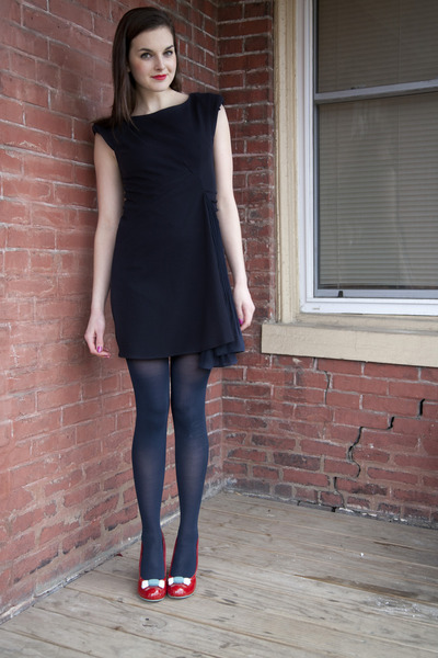 navy dress and red heels