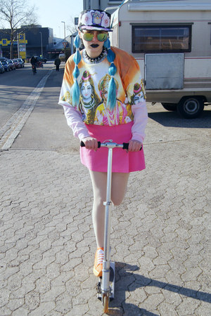 gold hindu gods vintage t-shirt - black rose DIY hat - bubble gum thrift skirt