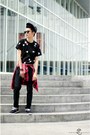Red-plaid-shirt-black-sprints-sneakers-black-bossini-pants