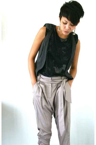 Black Tops, Gray Vests, Beige Pants, Black Shoes | 