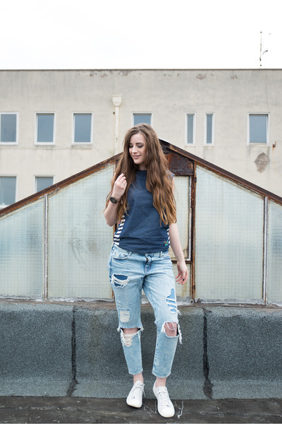 blue jeans white converse