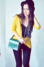 Black-shirt-dark-green-bag-mustard-cardigan