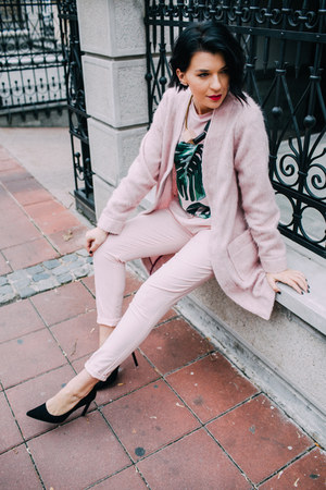 light pink Danica Aleksić coat - light pink JKobald t-shirt