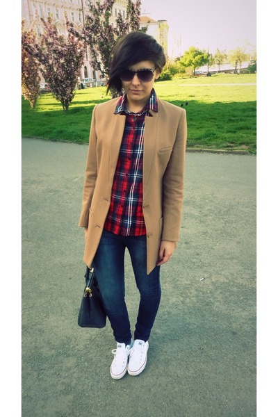 Grey Shoe Men With Jeans Grey Shoe Men With Jeans