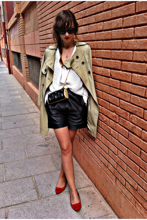 black vintage shorts - tan vintage coat - black hazel purse