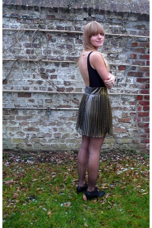 black top - gold H&M skirt - black texto tights - black thrifted shoes - orange 