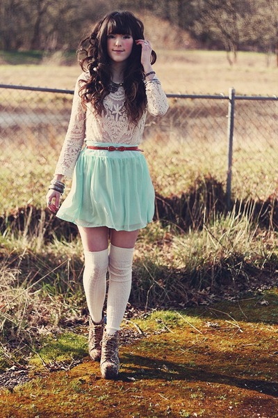 aquamarine rire boutique skirt - eggshell Guess socks - eggshell Chicwish blouse