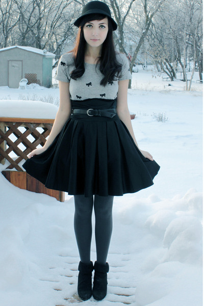 heather gray Forever 21 shirt - black Forever 21 hat - black modcloth skirt