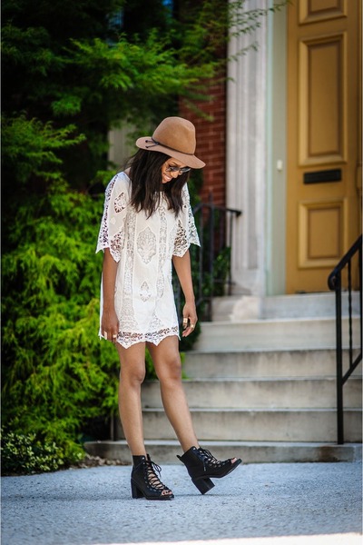 Picture perfect white cotton dress