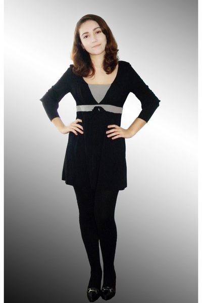 What Color of Stockings to Wear With a Black Dress and Silver