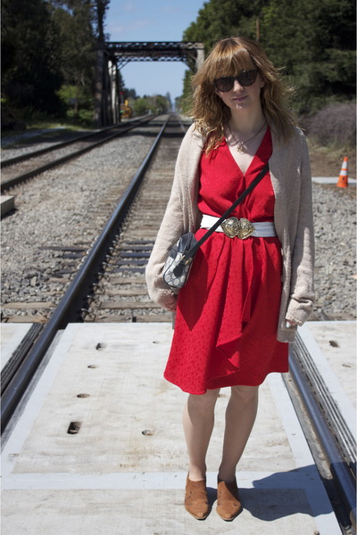 red dress beige shoes