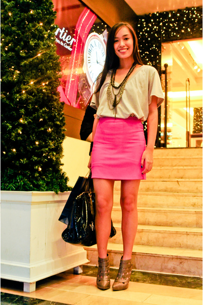 Matches Fashion Online on Gray Bench Shirt Pink Skirt Gray Online Shoes Black Cmg Accessories