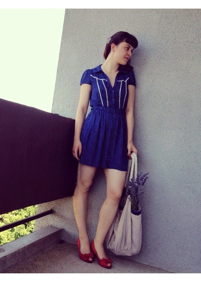 heels for navy blue dress