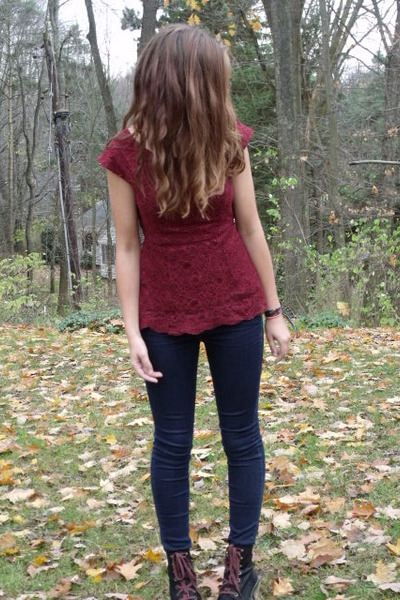 maroon shirt black jeans