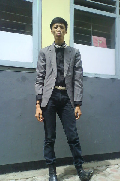 gray blazer black jeans