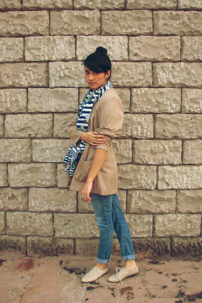 blue jeans beige shoes