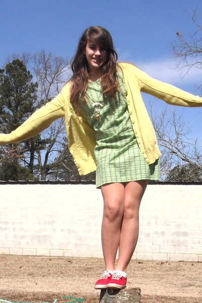 yellow cardigan - green dress - gold accessories - red shoes