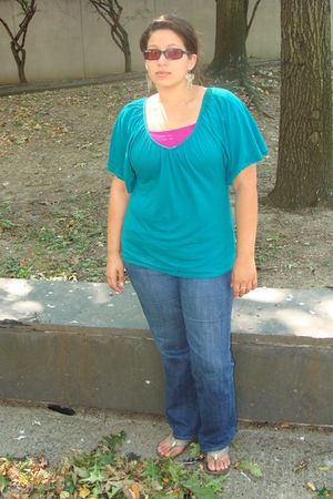 purple shirt - green shirt - blue jeans - silver shoes