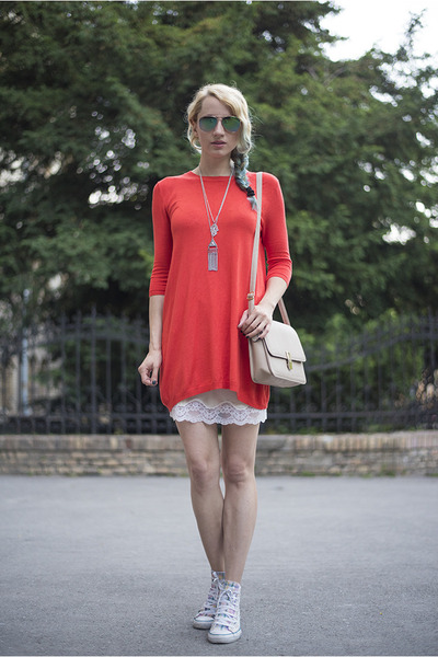 dress and white converse