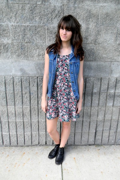 maroon dress with black boots