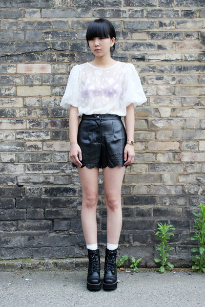 black THE WHITEPEPPER shorts