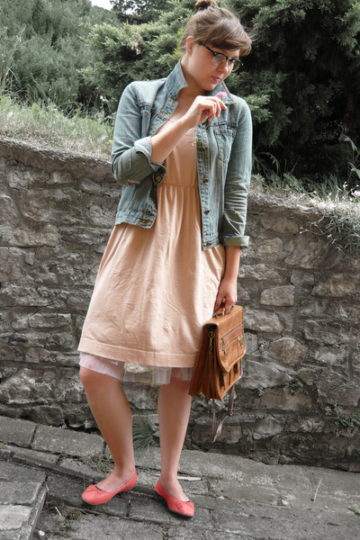 peach dress with blue shoes